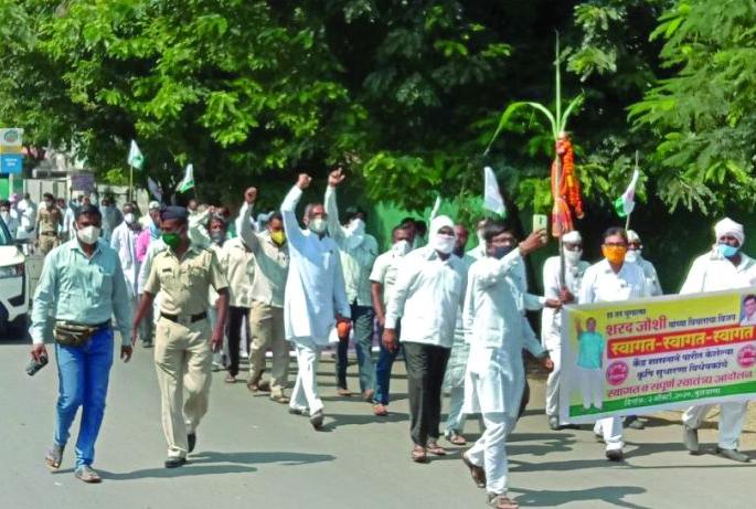 Farmers' union rally in support of new agriculture law | नव्या कृषी कायद्याच्या समर्थनार्थ शेतकरी संघटनेची बुलडाण्यात रॅली Farmers' union rally in support of new agriculture law | नव्या कृषी कायद्याच्या समर्थनार्थ शेतकरी संघटनेची बुलडाण्यात रॅली