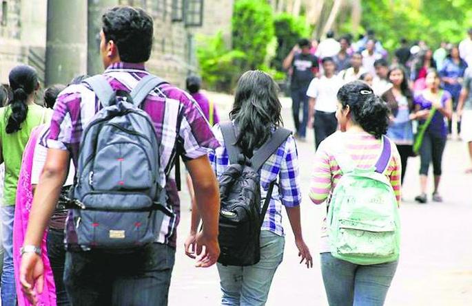 Schools in Buldana district open, but colleges closed | बुलडाणा जिल्ह्यातील शाळा सुरू, मात्र महाविद्यालये बंदच 