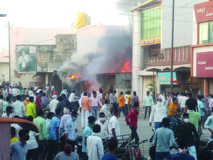 Three shops in Lonar damaged by fire, loss estimated at Rs 40 lakh | लोणारमधील तीन दुकानांना आग, ४० लाखांचे नुकसान झाल्याचा अंदाज