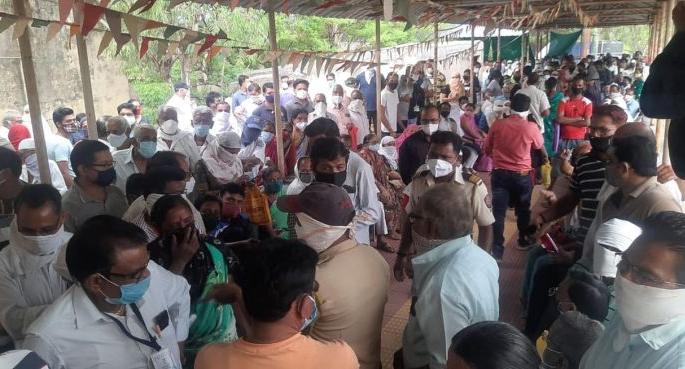 Corona Vaccine: Citizens flock to vaccination centers, but availability is low | Corona Vaccine : लसीसाठी नागरिकांची केंद्रांवर गर्दी, उपलब्धता मात्र कमी Corona Vaccine: Citizens flock to vaccination centers, but availability is low | Corona Vaccine : लसीसाठी नागरिकांची केंद्रांवर गर्दी, उपलब्धता मात्र कमी