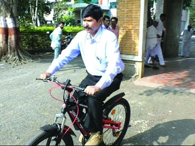 Vandalism at upper district collector's residence | अपर जिल्हाधिकाऱ्यांच्या निवासस्थानावरील नामफलकांची तोडफोड Vandalism at upper district collector's residence | अपर जिल्हाधिकाऱ्यांच्या निवासस्थानावरील नामफलकांची तोडफोड