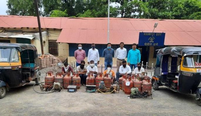 Police crackdown on black marketeers | जीवनावश्यक वस्तूंचा काळाबाजार करणाऱ्यांवर पोलिसांची कारवाई Police crackdown on black marketeers | जीवनावश्यक वस्तूंचा काळाबाजार करणाऱ्यांवर पोलिसांची कारवाई