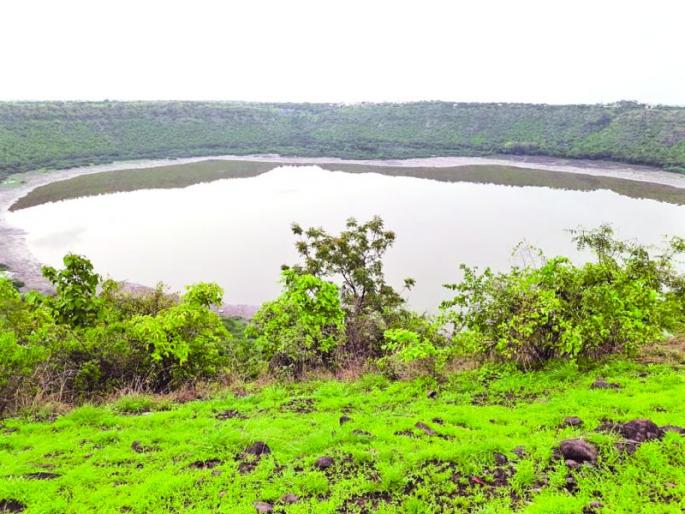 color of Lonar Lake water become normal | लोणार सरोवराच्या पाण्याचा रंग पुर्ववत color of Lonar Lake water become normal | लोणार सरोवराच्या पाण्याचा रंग पुर्ववत