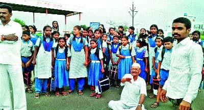 Students again to Elgar | बससाठी विद्यार्थ्यांचा पुन्हा एल्गार Students again to Elgar | बससाठी विद्यार्थ्यांचा पुन्हा एल्गार