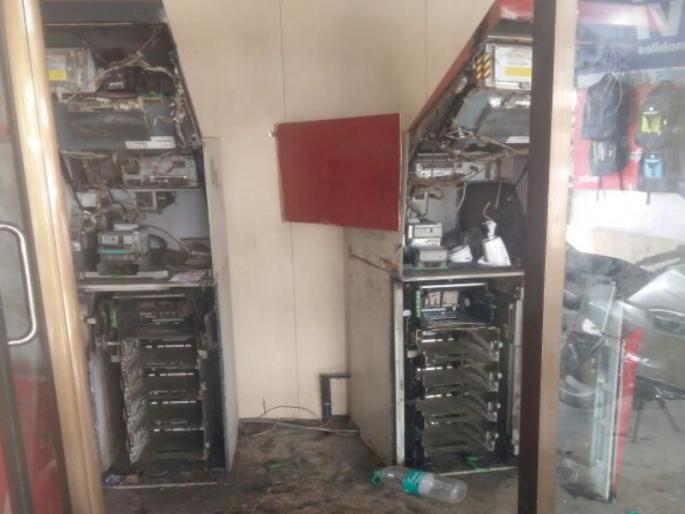 ATM machine smash into Chakan, killing 40 lakhs; Disruption of CCTV | चाकणमध्ये एटीएम मशीन फोडून मारला ४० लाखांवर डल्ला; सीसीटीव्हीचीही तोडफोड ATM machine smash into Chakan, killing 40 lakhs; Disruption of CCTV | चाकणमध्ये एटीएम मशीन फोडून मारला ४० लाखांवर डल्ला; सीसीटीव्हीचीही तोडफोड