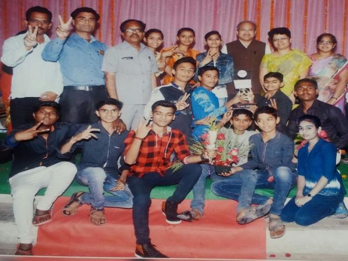 chopda folkplay at national level | चोपडय़ातील कस्तुरबा माध्यमिक विद्यालयाचे ‘लोकनाटय़’ पोहचले राष्ट्रीय पातळीवर chopda folkplay at national level | चोपडय़ातील कस्तुरबा माध्यमिक विद्यालयाचे ‘लोकनाटय़’ पोहचले राष्ट्रीय पातळीवर