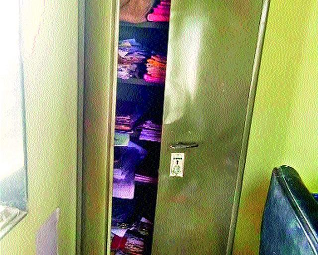 Think about the disruption of the other offices | बॅँक समजून इतर कार्यालयांचीच नासधूस Think about the disruption of the other offices | बॅँक समजून इतर कार्यालयांचीच नासधूस