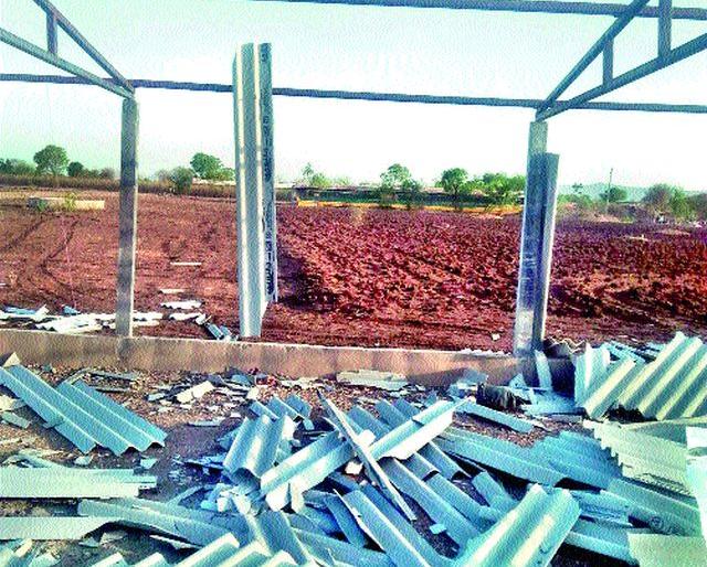 Poultry storm damages at Manori | मानोरी येथे पोल्ट्रीचे वादळाने नुकसान Poultry storm damages at Manori | मानोरी येथे पोल्ट्रीचे वादळाने नुकसान