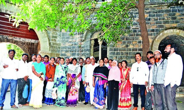 Invitation to the beneficiaries of the home loan scheme | घरकूल योजनेच्या लाभार्थींचे मुख्यमंत्र्यांना निमंत्रण