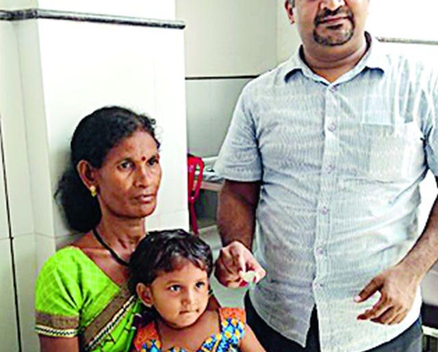 Success of removing a coin tied in the girl's throat | मुलीच्या घशात अडकलेले नाणे काढण्यात यश Success of removing a coin tied in the girl's throat | मुलीच्या घशात अडकलेले नाणे काढण्यात यश