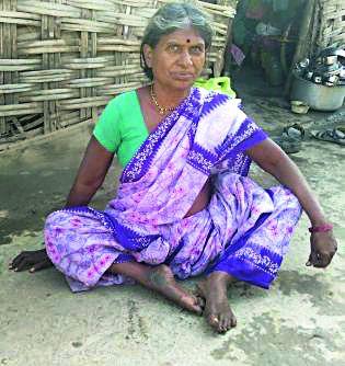 Divyaagya Bhagyarathai life's darkness! | दिव्यांग भाग्यरथाबाईच्या आयुष्यात अंधारच ! Divyaagya Bhagyarathai life's darkness! | दिव्यांग भाग्यरथाबाईच्या आयुष्यात अंधारच !