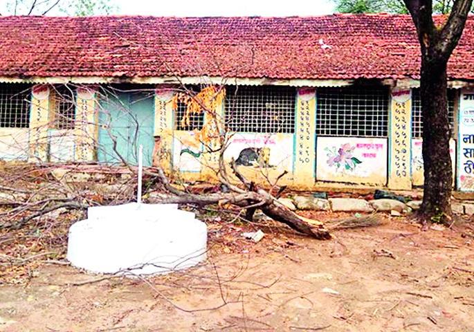 Kadholi Dist. W School building dangerous | कढोली जि. प. शाळेची इमारत धोकादायक