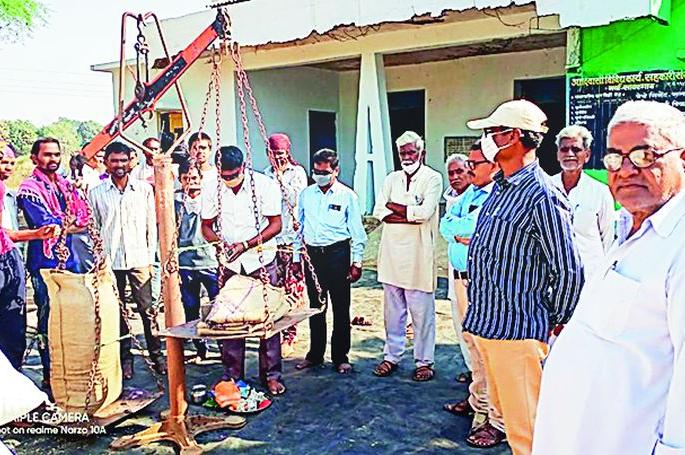 Launch of Paddy Procurement Center at Savargaon | सावरगाव येथे धान खरेदी केंद्राचा शुभारंभ Launch of Paddy Procurement Center at Savargaon | सावरगाव येथे धान खरेदी केंद्राचा शुभारंभ