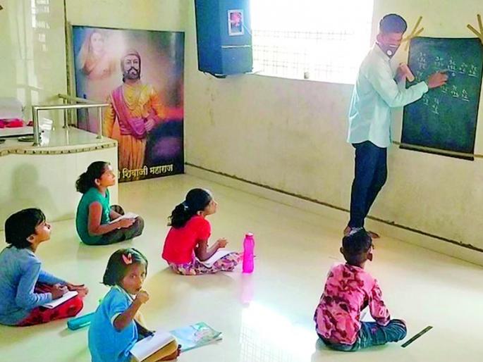 The farmer's son from Ukharda started a school in the temple | उखर्डा येथील शेतकरी पुत्राने मंदिरात सुरू केली शाळा The farmer's son from Ukharda started a school in the temple | उखर्डा येथील शेतकरी पुत्राने मंदिरात सुरू केली शाळा