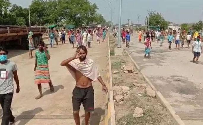 Hundreds of construction workers took to the streets chanting 'Let us go to the village' | ‘आम्हाला गावाला जाऊ द्या’ आक्रोश करीत शेकडो बांधकाम मजूर चंद्रपूर-हैद्राबाद महामार्गावर Hundreds of construction workers took to the streets chanting 'Let us go to the village' | ‘आम्हाला गावाला जाऊ द्या’ आक्रोश करीत शेकडो बांधकाम मजूर चंद्रपूर-हैद्राबाद महामार्गावर
