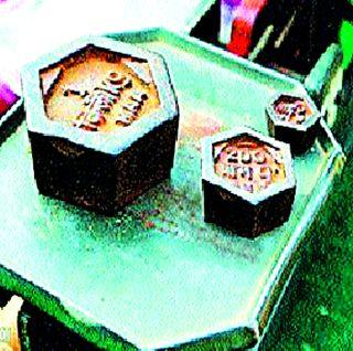 Shoppers' weight loss | दुकानदारांच्या वजनात घोळ Shoppers' weight loss | दुकानदारांच्या वजनात घोळ