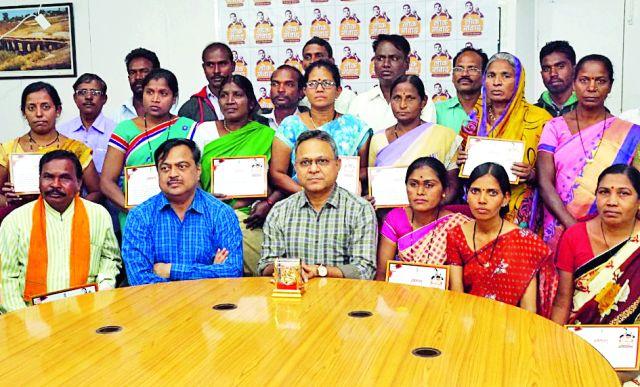 Interaction with the Chief Ministers by the beneficiaries of the district | जिल्ह्यातील लाभार्थ्यांनी साधला मुख्यमंत्र्यांशी संवाद