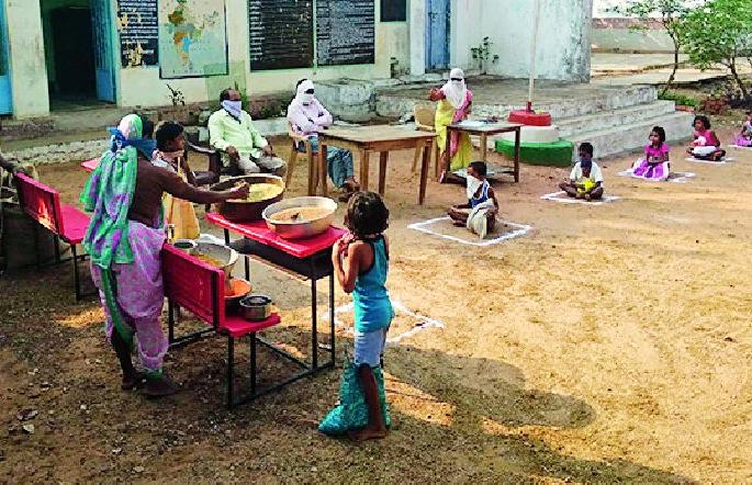 Students are getting nutritious food at home | विद्यार्थ्यांना घरीच मिळत आहे पोषण आहार