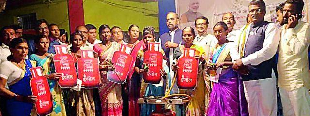 Needy should take the life insurance plan of India | गरजुंनी आयुष्यमान भारत योजनेचा घ्यावा Needy should take the life insurance plan of India | गरजुंनी आयुष्यमान भारत योजनेचा घ्यावा