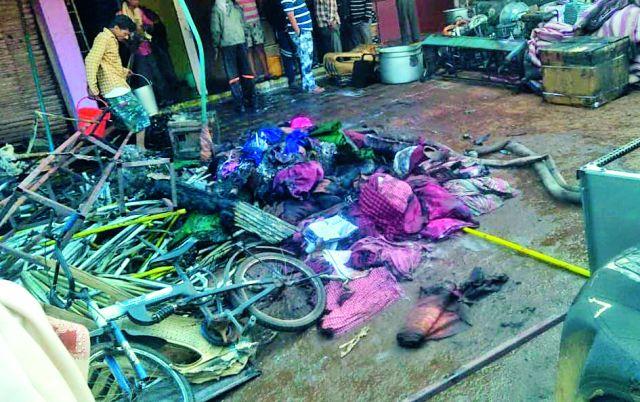 In the fire, the contents of the bedroom were burnt | आगीत बिछायत केंद्रातील साहित्य जळून खाक