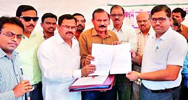 Movement of Vijukta zip ahead | विजुक्टाचे जि.प.समोर आंदोलन Movement of Vijukta zip ahead | विजुक्टाचे जि.प.समोर आंदोलन