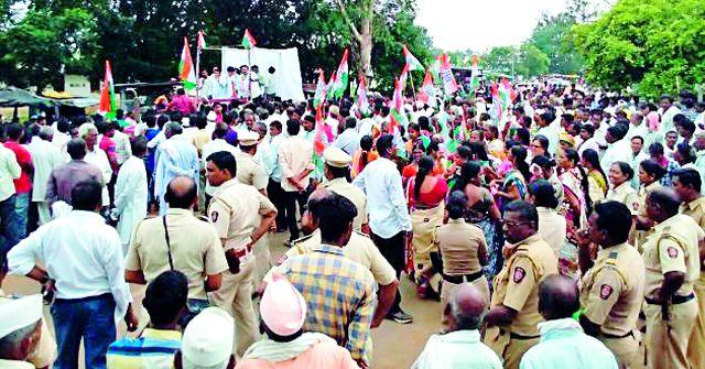 Farmers hit the tehsil | शेतकऱ्यांची तहसीलवर धडक