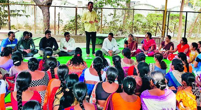 Contract workers pay very low prices | कंत्राटी कामगारांना अत्यल्प मानधन Contract workers pay very low prices | कंत्राटी कामगारांना अत्यल्प मानधन