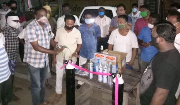 Social commitment; Oxygen supplied by WhatsApp group in Corona crisis | सामजिक बांधिलकी; कोरोना संकटात व्हॉट्सअप समुहाने पुरविले ऑक्सिजन Social commitment; Oxygen supplied by WhatsApp group in Corona crisis | सामजिक बांधिलकी; कोरोना संकटात व्हॉट्सअप समुहाने पुरविले ऑक्सिजन