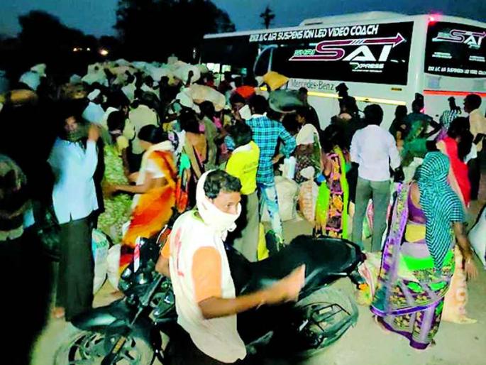 Lockdown News: Free bus service to Karnataka for laborers to go to the village | Lockdown News: मजुरांना गावी जाण्यासाठी कर्नाटकमध्ये मोफत बससेवा Lockdown News: Free bus service to Karnataka for laborers to go to the village | Lockdown News: मजुरांना गावी जाण्यासाठी कर्नाटकमध्ये मोफत बससेवा