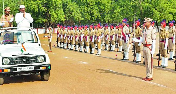 Give people the service to understand God's part | जनतेला ईश्वराचा अंश समजून सेवा द्या