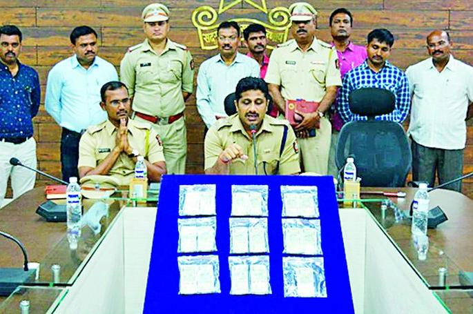 22 lakhs Theft from ATMs | अभियंताच निघाला चोर, एटीएममधून २२ लाख लंपास 22 lakhs Theft from ATMs | अभियंताच निघाला चोर, एटीएममधून २२ लाख लंपास