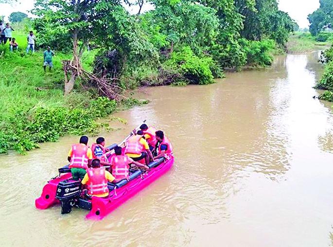 15 year-old boy was carried into the drain | १५ वर्षाचा मुलगा नाल्यात वाहून गेला