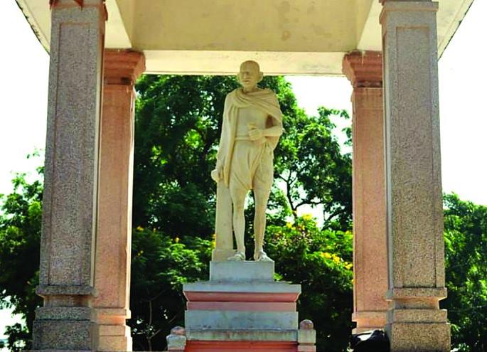 Gandhi's bones were immersed in Pune; Gandhigram becomes Wagholi! | पूर्णेत झाले होते गांधीजींच्या अस्थींचे विसर्जन; वाघोली बनले गांधीग्राम!