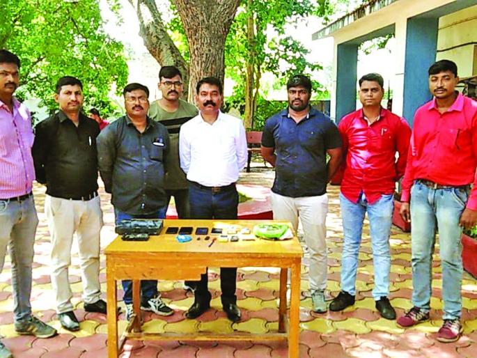 Minor children thept at establishment at Chohotta Bazaar | अल्पवयीन मुलांनी फोडले चोहोट्टा बाजार येथील प्रतिष्ठान Minor children thept at establishment at Chohotta Bazaar | अल्पवयीन मुलांनी फोडले चोहोट्टा बाजार येथील प्रतिष्ठान