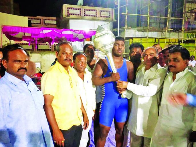Wrestling; Washim wrestler win | श्रीसंत गाडगेबाबा चषक : वाशिमच्या पहिलवानाने जिंकली चांदीची गदा! Wrestling; Washim wrestler win | श्रीसंत गाडगेबाबा चषक : वाशिमच्या पहिलवानाने जिंकली चांदीची गदा!