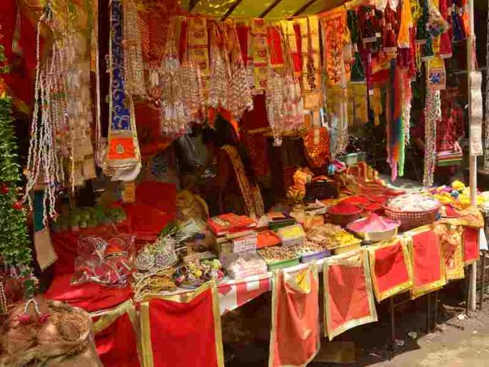 Workers' log to complete the decoration | सजावट पूर्ण करण्यासाठी कार्यकर्त्यांची लगबग Workers' log to complete the decoration | सजावट पूर्ण करण्यासाठी कार्यकर्त्यांची लगबग