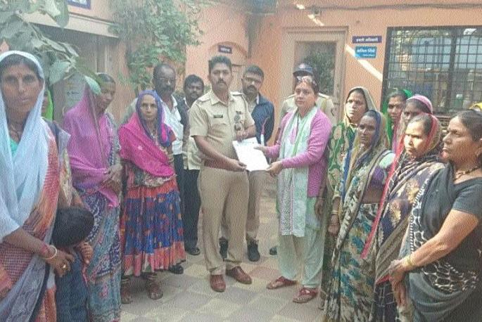 Women run to police station for drunkenness | दारूबंदीसाठी महिलांची पोलीस ठाण्यात धाव Women run to police station for drunkenness | दारूबंदीसाठी महिलांची पोलीस ठाण्यात धाव