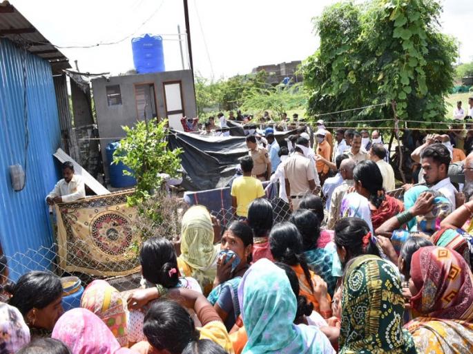 Murder of a woman in a robbery: buried in front of house; Relatives in police custody | दरेवाडीत महिलेचा खून : घरासमोरच पुरले; नातेवाईक पोलिसांच्या ताब्यात Murder of a woman in a robbery: buried in front of house; Relatives in police custody | दरेवाडीत महिलेचा खून : घरासमोरच पुरले; नातेवाईक पोलिसांच्या ताब्यात