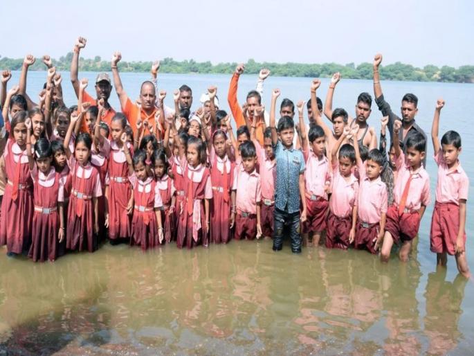Students, farmers' questions, water resources movement in Tapi river | विद्यार्थी, शेतकरी प्रश्नी तापी नदीत जलसमाधी आंदोलन 