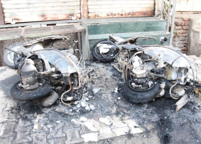 Two liters of burns were burnt by washing petrol in Dhule | धुळ्यात पेट्रोल टाकून दोन दुचाकी जाळल्या