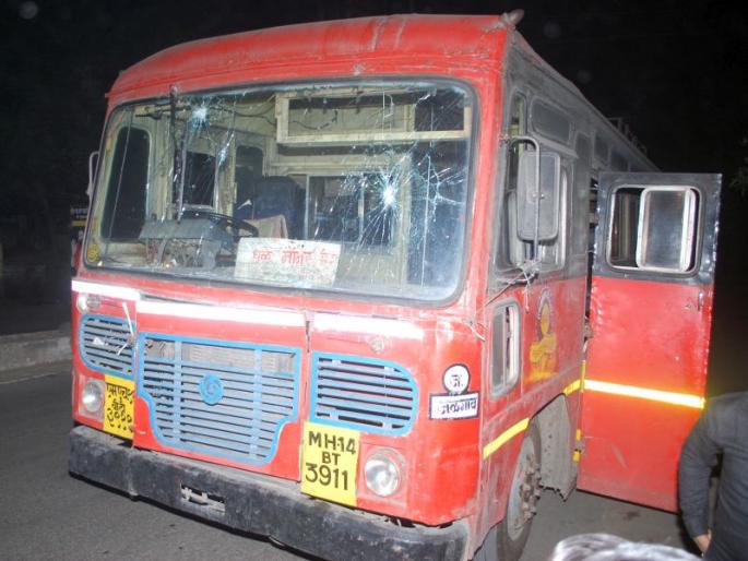 Stacked stones at two places in Dhule | धुळ्यात दोन ठिकाणी बसवर दगडफेक Stacked stones at two places in Dhule | धुळ्यात दोन ठिकाणी बसवर दगडफेक