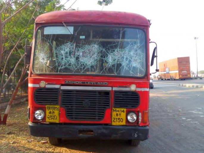 Strains caused by rocky incidents on the second day in Dhule and 8 buses were chopped off | धुळ्यात दुसºया दिवशीही दगडफेकीच्या घटनामुळे तणाव, ८ बसेच्या काचा फोडल्या Strains caused by rocky incidents on the second day in Dhule and 8 buses were chopped off | धुळ्यात दुसºया दिवशीही दगडफेकीच्या घटनामुळे तणाव, ८ बसेच्या काचा फोडल्या