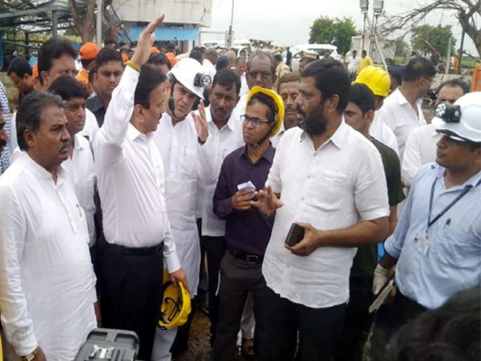 The disappearance of a missing worker in the Shirpur factory blast began on the second day | शिरपूर फॅक्टरी स्फोटात बेपत्ता कामगाराचा शोध दुस-या दिवशीही सुरु The disappearance of a missing worker in the Shirpur factory blast began on the second day | शिरपूर फॅक्टरी स्फोटात बेपत्ता कामगाराचा शोध दुस-या दिवशीही सुरु