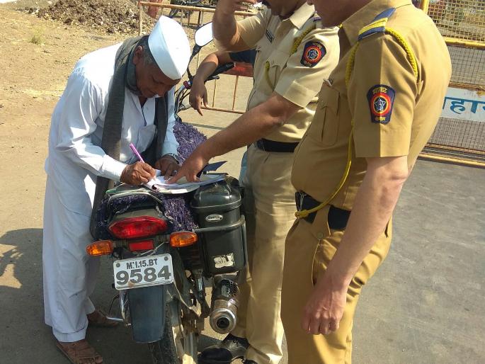 Action on Unhealthy Two Wheelers at Mukhadaphata | मुखेडफाटा येथे विनाहेल्मेट दुचाकीस्वारांवर कारवाई Action on Unhealthy Two Wheelers at Mukhadaphata | मुखेडफाटा येथे विनाहेल्मेट दुचाकीस्वारांवर कारवाई