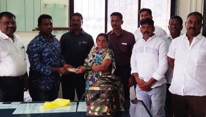 One million bags of forgotten in space returned to the traveler in twelve hours | रिक्षात विसरलेली एक लाखाची बॅग बारा तासात प्रवाशाला परत One million bags of forgotten in space returned to the traveler in twelve hours | रिक्षात विसरलेली एक लाखाची बॅग बारा तासात प्रवाशाला परत