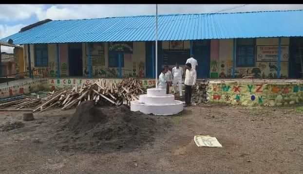 Zilla Parishad's repair work at Khatwad is inferior | जिल्हा परिषदेच्या खतवड येथील शाळेच्या दुरूस्तीचे काम निकृष्ट Zilla Parishad's repair work at Khatwad is inferior | जिल्हा परिषदेच्या खतवड येथील शाळेच्या दुरूस्तीचे काम निकृष्ट