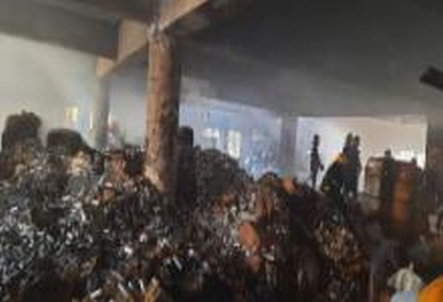 Agdomb erupted in the factory; Sell goods worth millions | कारखान्यात उसळला आगडोंब; लाखोंचा माल बेचिराख Agdomb erupted in the factory; Sell goods worth millions | कारखान्यात उसळला आगडोंब; लाखोंचा माल बेचिराख