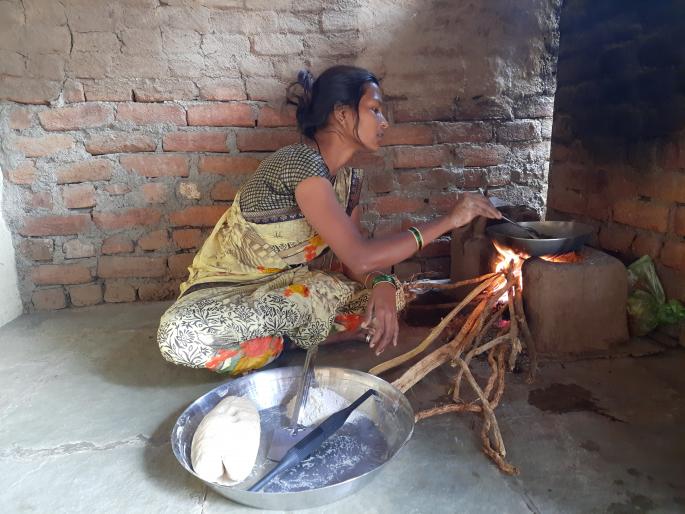 Chul re-ignited due to gas price hike | गॅस दरवाढीमुळे पुन्हा पेटली चुल Chul re-ignited due to gas price hike | गॅस दरवाढीमुळे पुन्हा पेटली चुल