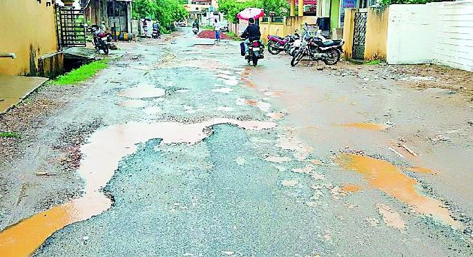The roads in the city are dilapidated again | शहरातील रस्ते पुन्हा खड्डेमय