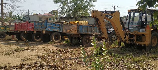 Five tractors and a JCB were seized in Gadchiroli district | गडचिरोली जिल्ह्यात मुरूमाची चोरी करणारे पाच ट्रॅक्टर व एक जेसीबी जप्त